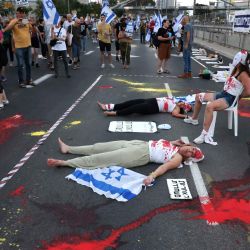 Partidarios y familiares de israelíes mantenidos como rehenes por militantes palestinos en Gaza desde los ataques del 7 de octubre, aparecen muertos, heridos y capturados, durante una manifestación para exigir su liberación en Tel Aviv, en medio del conflicto en curso en Gaza. Franja entre Israel y Hamás. Israel y Hamás han entablado meses de conversaciones indirectas a través de mediadores qataríes, estadounidenses y egipcios para llegar a una tregua aún difícil de alcanzar y a un acuerdo de liberación de rehenes. | Foto:AHMAD GHARABLI / AFP