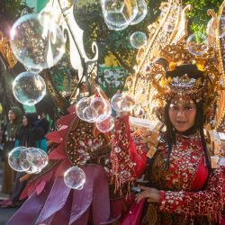 Un artista posa con un disfraz extravagante durante el Carnaval Solo Batik en Surakarta, Java Central, Indonesia. | Foto:DEVI RAHMAN / AFP