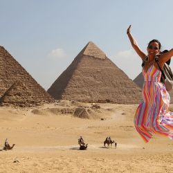 Una turista posa para fotografías en el punto escénico de las Pirámides de Giza, en Giza, Egipto. El ingreso turístico de Egipto alcanzó los 6,6 billones de dólares estadounidenses en el primer semestre de 2024, sobrepasando los 6,3 billones de dólares durante el mismo periodo en 2023. | Foto:Xinhua/Wang Dongzhen