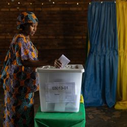 Una votante deposita su voto en Kigali, durante las elecciones presidenciales y parlamentarias de Ruanda. | Foto:Guillem Sartorio / AFP