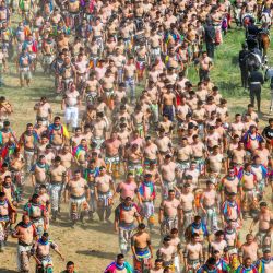 Vista aérea tomada con un dron de luchadores de estilo tradicional mongol durante la ceremonia de apertura del 34 festival Naadam, en la Liga de Xilingol, en la región autónoma de Mongolia Interior, en el norte de China. | Foto:Xinhua/Lian Zhen
