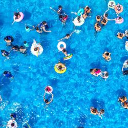 Vista aérea tomada con un dron de personas refrescándose en un parque acuático, en el distrito de Daoxian, en la provincia de Hunan, en el centro de China. Muchos destinos turísticos a lo largo de China han visto recientemente un incremento en visitantes mientras el país entra a su temporada alta de turismo de verano. | Foto:Xinhua/Jiang Keqing