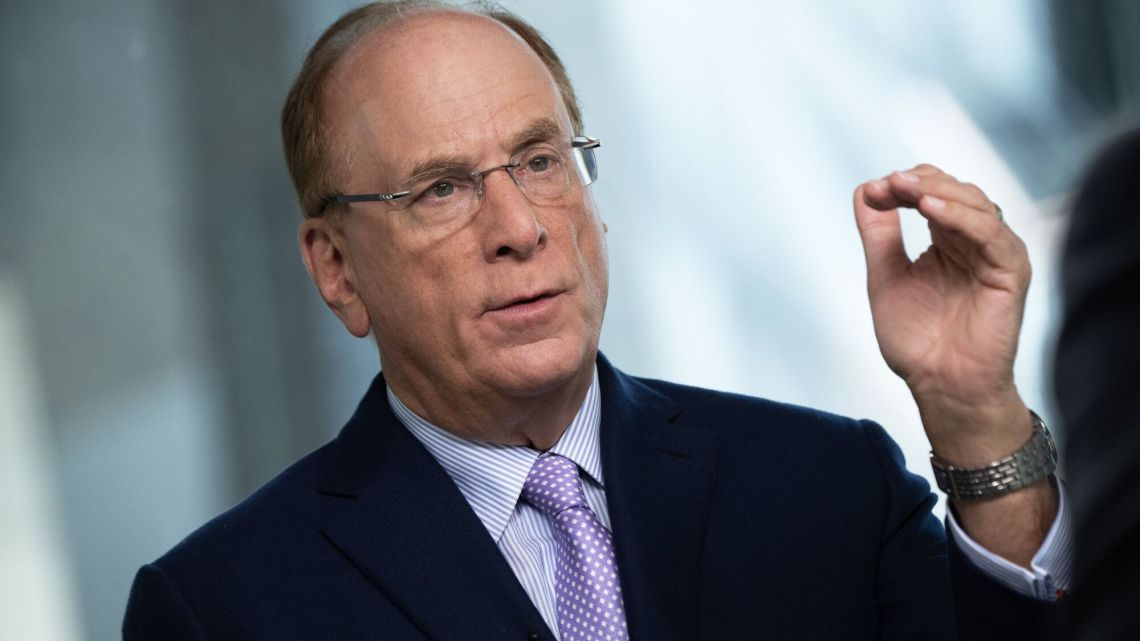 Larry Fink insta a Biden y Trump a continuar con la agenda del “auge ...