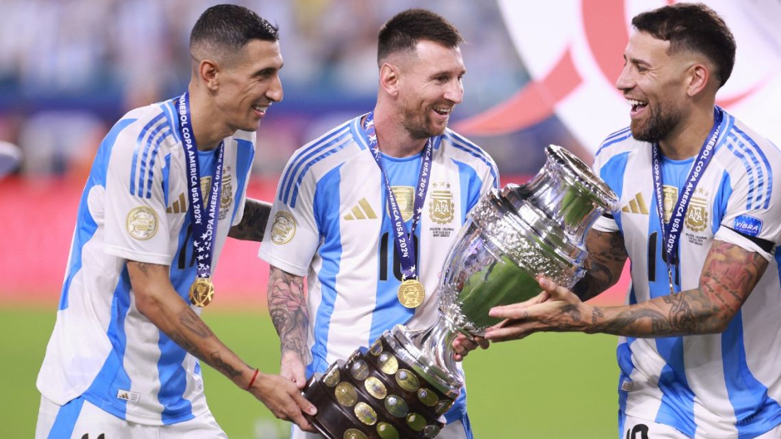 Ángel Di María, Lionel Messi and Nicolás Otamendi of Argentina hold the trophy after the team's victory in the CONMEBOL Copa América 2024 Final match between Argentina and Colombia at Hard Rock Stadium on July 14, 2024 in Miami Gardens, Florida.