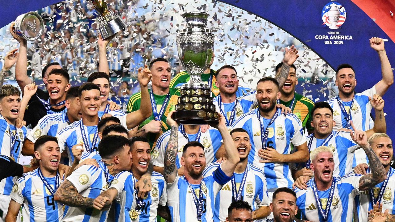 El delantero argentino Lionel Messi levanta el trofeo mientras celebra haber ganado la final del torneo de fútbol Conmebol Copa América 2024 entre Argentina y Colombia en el Hard Rock Stadium, en Miami, Florida. | Foto:Chandan Khanna / AFP