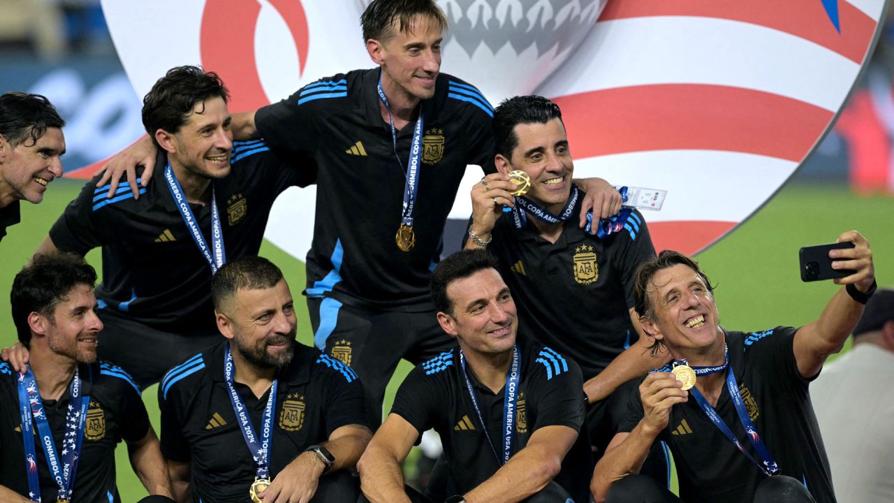 El entrenador de Argentina Lionel Scaloni celebra con su cuerpo técnico la victoria de su equipo en el partido de fútbol final del torneo Conmebol Copa América 2024 entre Argentina y Colombia en el Hard Rock Stadium, en Miami, Florida. | Foto:JUAN MABROMATA / AFP