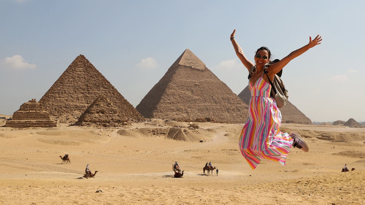 Una turista posa para fotografías en el punto escénico de las Pirámides de Giza, en Giza, Egipto. El ingreso turístico de Egipto alcanzó los 6,6 billones de dólares estadounidenses en el primer semestre de 2024, sobrepasando los 6,3 billones de dólares durante el mismo periodo en 2023. | Foto:Xinhua/Wang Dongzhen