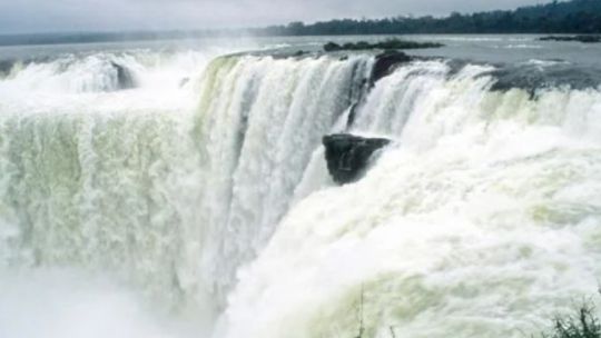 Por la gran crecida del Iguazú, vuelven a cerrar el circuito de la Garganta del Diablo