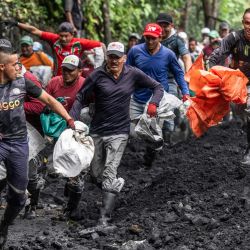 Buscadores de esmeraldas corren tras ingresar a 'La Voladora', una jaula donde la multinacional Esmeraldas Mining Services (EMS) deja toneladas de tierra desechada de su producción, para buscar gemas verdes en el río Las Ánimas en Muzo, Departamento de Boyacá, Colombia. | Foto:LUIS ACOSTA/AFP