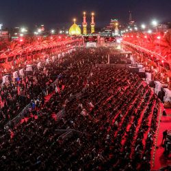 Devotos musulmanes chiítas se reúnen para asistir a un ritual de duelo en vísperas de Ashura, que conmemora el asesinato del nieto del profeta Mahoma, el Imam Hussein, en el siglo VII, en el santuario del Imam Abu Al-Fadl al-Abbas en la ciudad santa de Karbala, en el centro de Irak. | Foto:Mohammed Sawaf / AFP