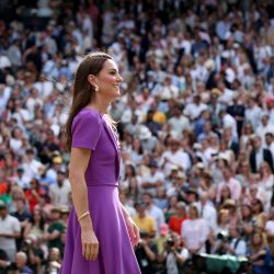 Imagen de la princesa de Gales, Catalina, de Reino Unido, vista durante la ceremonia de premiación después del partido de la final de individuales masculinos entre Carlos Alcaraz, de España, y Novak Djokovic, de Serbia, en el Campeonato de Tenis de Wimbledon, en Londres, Reino Unido. | Foto:Xinhua/Li Ying