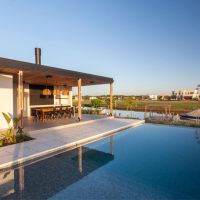 Entre aires de verano: Un refugio pensado para el relax en armonía con la naturaleza
