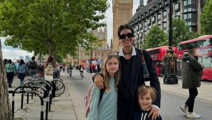 Zaira Nara y sus hijos por Londres
