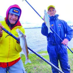 Mauricio, Alberto y Martín, los tres pescadores lograron su cometido en este espejo de Olavarría. Ni el frío ni la lluvia pudieron amedrentarlos