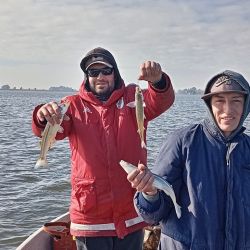Tras una temporada con altibajos desde la costa, esta laguna de Olavarría explotó embarcados. 