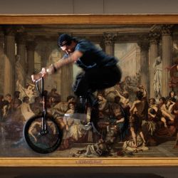 El ciclista francés de BMX Matthias Dandois posa con su bicicleta dentro del Museo de Orsay en París, antes de los Juegos Olímpicos y Paralímpicos de París 2024. Construido como estación de tren y terminado en 1900, se transformó e inauguró como Museo de Orsay en 1986 y se convirtió en la colección de pinturas impresionistas más grande del mundo. | Foto:Joël Saget / AFP