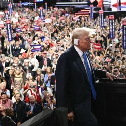 El ex presidente estadounidense y candidato presidencial republicano de 2024, Donald Trump, asiste al segundo día de la Convención Nacional Republicana de 2024 en el Foro Fiserv en Milwaukee, Wisconsin. Donald Trump ganó la nominación formal como candidato presidencial republicano candidato y eligió al leal de derecha J.D. Vance como compañero de fórmula, dando inicio a una convención triunfalista del partido tras el fallido intento de asesinato del fin de semana pasado. | Foto:BRENDAN SMIALOWSKI / AFP