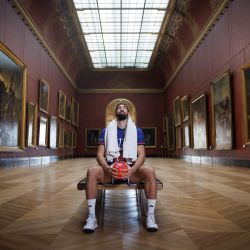 El jugador de hándbol de Francia, Nikola Karabatic, posa en Le Salle Rouge Mollien, en la que cuelga la pintura más emblemática de Francia de Eugene Delacroix, "La libertad guiando al pueblo" , que conmemora la Revolución de julio de 1830, en el ala Denon del Museo del Louvre en París, antes de los Juegos Olímpicos y Paralímpicos de París 2024. | Foto:STEFANO RELLANDINI / AFP