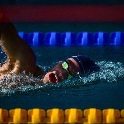 El nadador francés Leon Marchand participa en una sesión de entrenamiento del equipo de natación de Francia en la piscina del Estadio Acuático de Bellerive-sur-Allier, cerca de Vichy. | Foto:OLIVIER CHASSIGNOLE / AFP