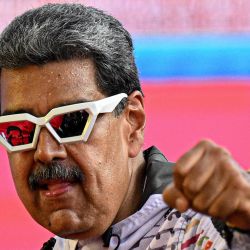 El presidente y candidato presidencial de Venezuela, Nicolás Maduro, saluda a sus partidarios durante un mitin de campaña en Caracas. Venezuela celebrará elecciones presidenciales el 28 de julio. | Foto:Federico Parra / AFP