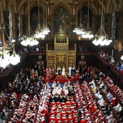 El rey Carlos III de Gran Bretaña, vestido con la corona imperial y la túnica de estado, lee el discurso del rey desde el trono soberano en la cámara de la Cámara de los Lores, durante la apertura estatal del Parlamento, en Londres. | Foto:HENRY NICHOLLS / POOL / AFP