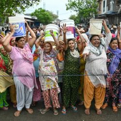 Las mujeres sostienen cubos vacíos mientras bloquean una calle para protestar contra la escasez de agua en Amritsar, India. | Foto:Narinder Nanu / AFP