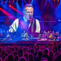 Los fanáticos aplauden mientras el músico estadounidense Bruce Springsteen y The E Street Band actúan durante su gira mundial 2024 en el Strawberry Arena en Estocolmo, Suecia. | Foto:MAGNUS LEJHALL / TT News Agency / AFP