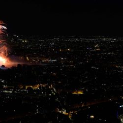 Los fuegos artificiales explotan junto a la Torre Eiffel como parte de las celebraciones anuales del Día de la Bastilla en París. | Foto:OLYMPIA DE MAISMONT / AFP