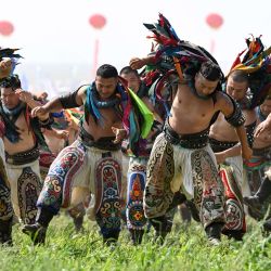 Luchadores de estilo tradicional mongol realizan una presentación durante la ceremonia de apertura del 34 festival Naadam, en la Liga de Xilingol, en la región autónoma de Mongolia Interior, en el norte de China. | Foto:Xinhua/Bei He