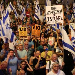 Partidarios y familiares de israelíes mantenidos como rehenes por militantes palestinos en Gaza desde los ataques del 7 de octubre se manifiestan para exigir su liberación en Tel Aviv, en medio del conflicto en curso en la Franja de Gaza entre Israel y Hamás. Israel y Hamás han entablado meses de conversaciones indirectas a través de mediadores qataríes, estadounidenses y egipcios para llegar a una tregua aún difícil de alcanzar y a un acuerdo de liberación de rehenes. | Foto:AHMAD GHARABLI / AFP