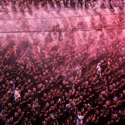 Se activan aspersores de vapor de agua para enfriar a los devotos musulmanes chiítas reunidos para asistir a un ritual de luto en vísperas de Ashura, que conmemora el asesinato en el siglo VII del nieto del profeta Mahoma, el Imam Hussein, en el santuario del Imam Abu Al-Fadl al-Abbas en Irak. ciudad santa central de Karbala. | Foto:Mohammed Sawaf / AFP