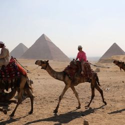 Turistas visitan el punto escénico de las Pirámides de Giza, en Giza, Egipto. El ingreso turístico de Egipto alcanzó los 6,6 billones de dólares estadounidenses en el primer semestre de 2024, sobrepasando los 6,3 billones de dólares durante el mismo periodo en 2023. | Foto:Xinhua/Wang Dongzhen