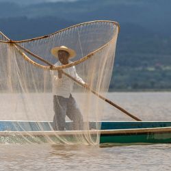 Un pescador utiliza la técnica del cazamariposas para pescar cerca de la isla de Janitzio en el lago de Pátzcuaro, estado de Michoacán, México. El municipio de Pátzcuaro trabaja con los residentes en un programa para recuperar el nivel del agua del lago de Pátzcuaro, gravemente afectado por la sequía. | Foto:Enrique Castro/AFP