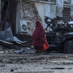 Una mujer camina entre escombros después de la explosión de un coche bomba en el que murieron cinco personas en Somalia. | Foto:Hassan Ali Elmi / AFP