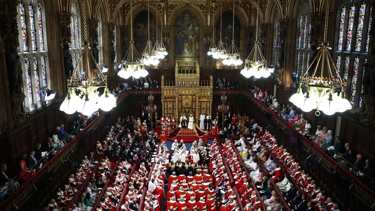 El rey Carlos III de Gran Bretaña, vestido con la corona imperial y la túnica de estado, lee el discurso del rey desde el trono soberano en la cámara de la Cámara de los Lores, durante la apertura estatal del Parlamento, en Londres. | Foto:HENRY NICHOLLS / POOL / AFP