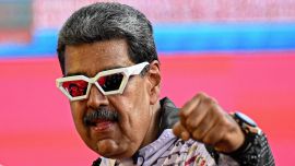 El presidente y candidato presidencial de Venezuela, Nicolás Maduro, saluda a sus partidarios durante un mitin de campaña en Caracas. Venezuela celebrará elecciones presidenciales el 28 de julio.