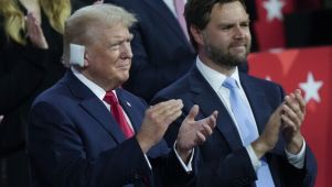 Donald Trump, participó en la convención republicana en Milwakee con la oreja derecha vendada.