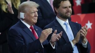 Donald Trump, participó en la convención republicana en Milwakee con la oreja derecha vendada.
