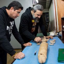 Los autores del hallazgo, junto a los restos fósiles del gliptodonte.
