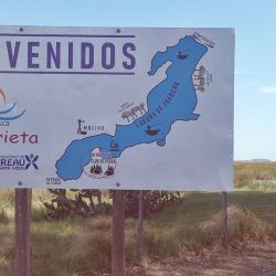 Juancho está ubicada a unos 430 km de Buenos Aires, con una superficie de 1800 hectáreas en su caudal normal. 