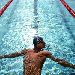 El nadador francés Leon Marchand participa en la sesión de entrenamiento del equipo de natación de Francia en la piscina del Estadio Acuático de Bellerive-sur-Allier, cerca de Vichy. | Foto:OLIVIER CHASSIGNOLE / AFP