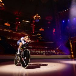 La ciclista francesa Clara Copponi en su bicicleta durante una sesión de fotos dentro del Cirque d'Hiver Bouglione en París, antes de los Juegos Olímpicos y Paralímpicos de París 2024. El Cirque d'Hiver fue inaugurado por el recién coronado Napoleón III el 11 de diciembre de 1852. | Foto:FRANCK FIFE / AFP