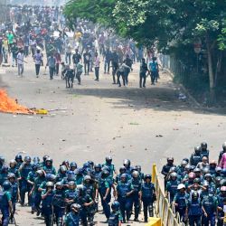 Manifestantes chocan con la policía en Dhaka. Los estudiantes de Bangladesh prometieron continuar las protestas a nivel nacional contra las normas de contratación de funcionarios públicos, rechazando una rama de olivo de la Primera Ministra Sheikh Hasina, quien prometió justicia para los siete muertos en las manifestaciones. | Foto:MUNIR UZ ZAMAN / AFP