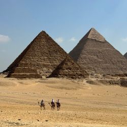Turistas visitan el punto escénico de las Pirámides de Giza, en Giza, Egipto. El ingreso turístico de Egipto alcanzó los 6,6 billones de dólares estadounidenses en el primer semestre de 2024, sobrepasando los 6,3 billones de dólares durante el mismo periodo en 2023. | Foto:Xinhua/Wang Dongzhen