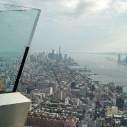 Una pareja se besa en el Edge en la plataforma de observación de Hudson Yards con vistas al Bajo Manhattan en la ciudad de Nueva York. | Foto:CHARLY TRIBALLEAU / AFP