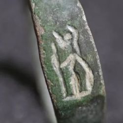 El anillo encontrado por el pequeño Whiteson tiene la figura de la diosa Minerva.