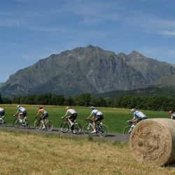 El grupo de ciclistas recorre las estribaciones de los Alpes durante la 17ª etapa de la 111ª edición de la carrera ciclista Tour de Francia, 177,8 km entre Saint-Paul-Trois-Chateaux y Superdevoluy, en el sur de Francia. | Foto:Thomas Samson / AFP