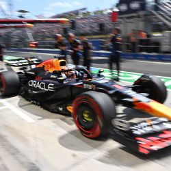 El piloto holandés de Red Bull Racing, Max Verstappen, conduce su coche cuando sale del paddock durante la primera sesión de práctica en el circuito de Hungaroring en Mogyorod, cerca de Budapest, antes del Gran Premio de Hungría de Fórmula Uno. | Foto:ATILA KISBENEDEK / AFP