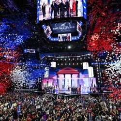 Los globos caen después de que el expresidente de Estados Unidos y candidato presidencial republicano de 2024, Donald Trump, aceptara la nominación de su partido el último día de la Convención Nacional Republicana de 2024 en el Foro Fiserv en Milwaukee, Wisconsin. Días después de que sobreviviera a un intento de asesinato, Trump ganó la nominación formal como candidato presidencial republicano y eligió al senador estadounidense de Ohio, J.D. Vance, como compañero de fórmula. | Foto:ANDREW CABALLERO-REYNOLDS / AFP