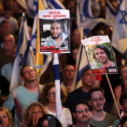 Partidarios y familiares de israelíes mantenidos como rehenes por militantes palestinos en Gaza desde los ataques del 7 de octubre se manifiestan para exigir su liberación en Tel Aviv, en medio del conflicto en curso en la Franja de Gaza entre Israel y Hamás. Israel y Hamas han entablado meses de conversaciones indirectas a través de mediadores qataríes, estadounidenses y egipcios para alcanzar una tregua aún difícil de alcanzar y un acuerdo de liberación de rehenes. | Foto:AHMAD GHARABLI / AFP